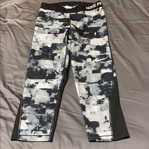 Nike Pro Capri dry-fit leggings